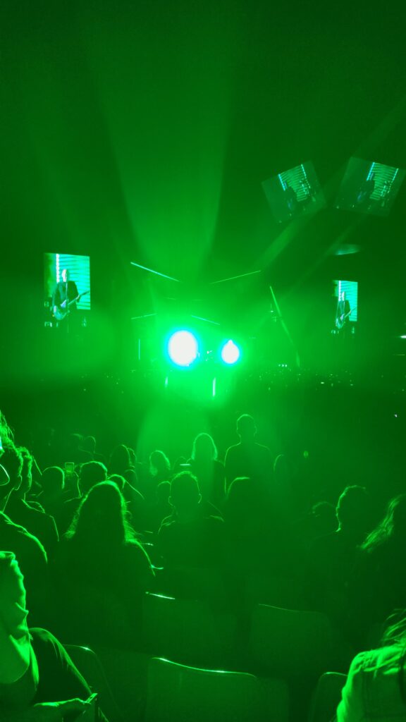 reflexo na careca do billy corgan photobombing os smashing pumpkins no nilson nelson